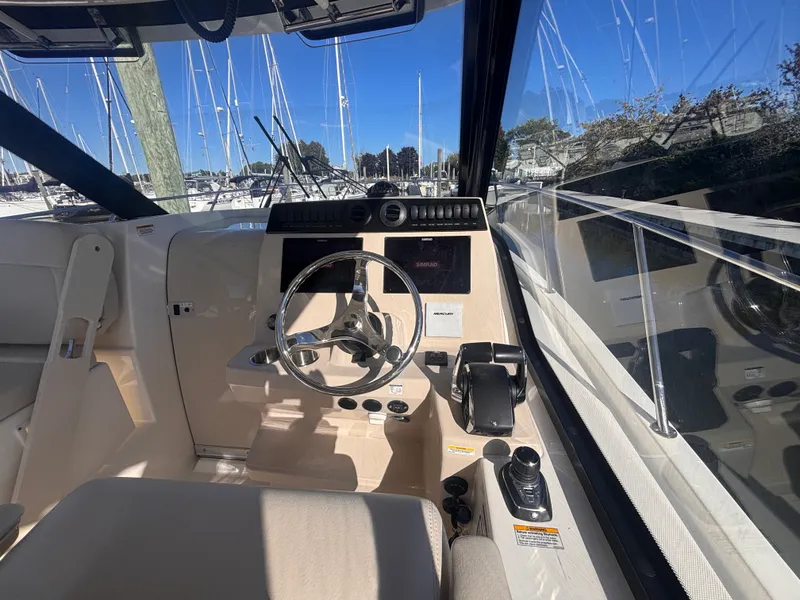 Slide: The Image of Boston Whaler 325 CONQUEST 2023 - 17