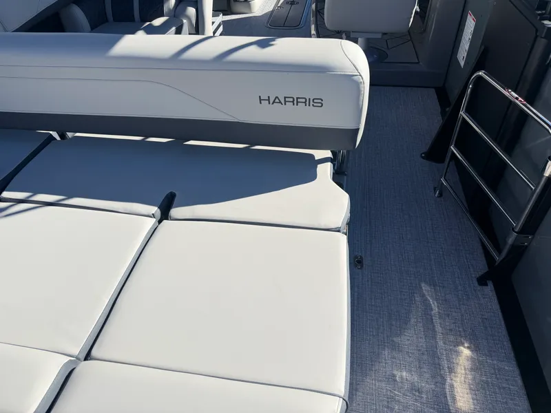 Slide: The Image of Harris Grand Mariner 230 2027 - 19