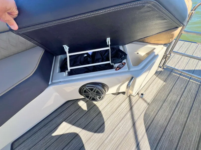 Slide: The Image of Harris 250 CROWNE 2020 - 32