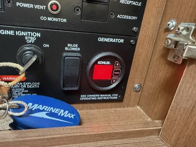 Slide: The Image of Sea Ray SUNDANCER 330 2016 - 32