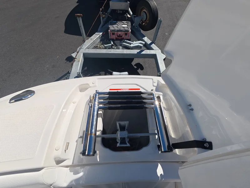 Slide: The Image of Sea Ray 270 SDX 2020 - 22