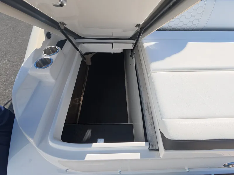 Slide: The Image of Sea Ray 270 SDX 2020 - 7
