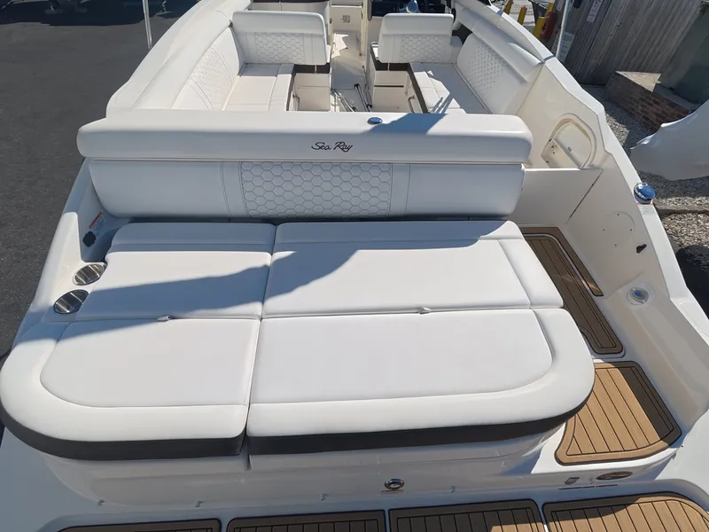 Slide: The Image of Sea Ray 270 SDX 2020 - 9