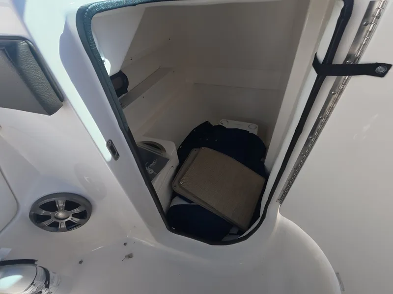 Slide: The Image of Sea Ray 270 SDX 2020 - 16