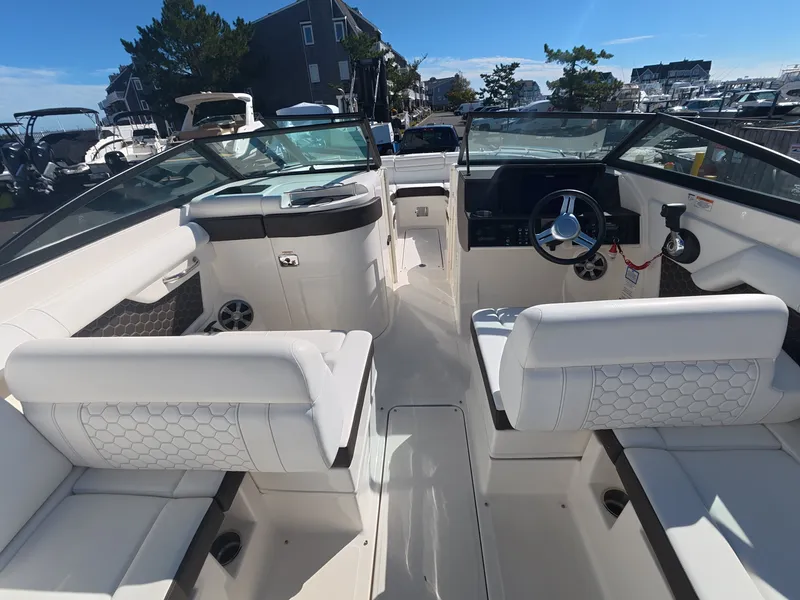 Slide: The Image of Sea Ray 270 SDX 2020 - 11