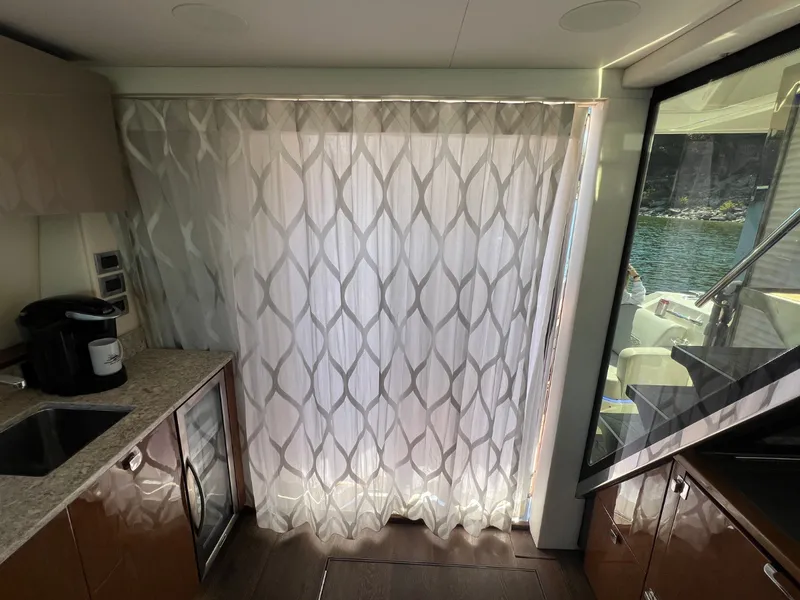Slide: The Image of Sea Ray FLY 520 2018 - 51