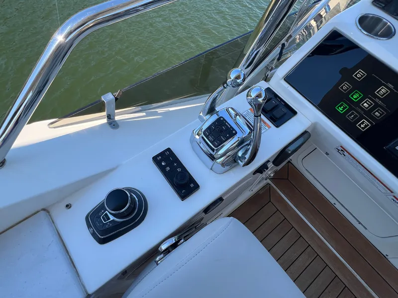 Slide: The Image of Sea Ray FLY 520 2018 - 35