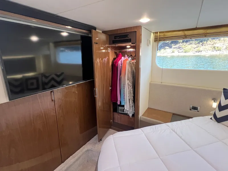 Slide: The Image of Sea Ray FLY 520 2018 - 90