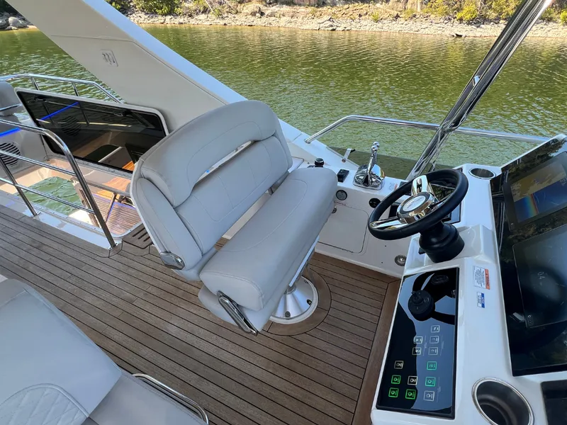 Slide: The Image of Sea Ray FLY 520 2018 - 36