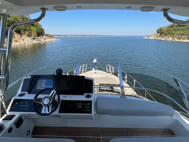 Slide: The Image of Sea Ray FLY 520 2018 - 31