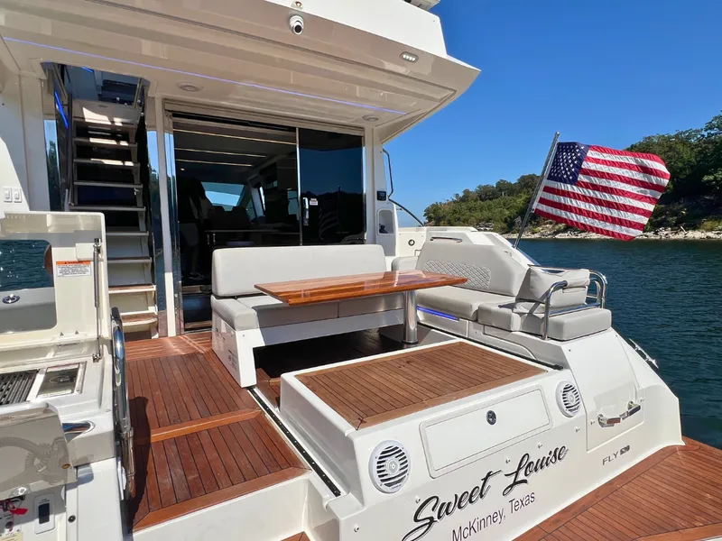 Slide: The Image of Sea Ray FLY 520 2018 - 15