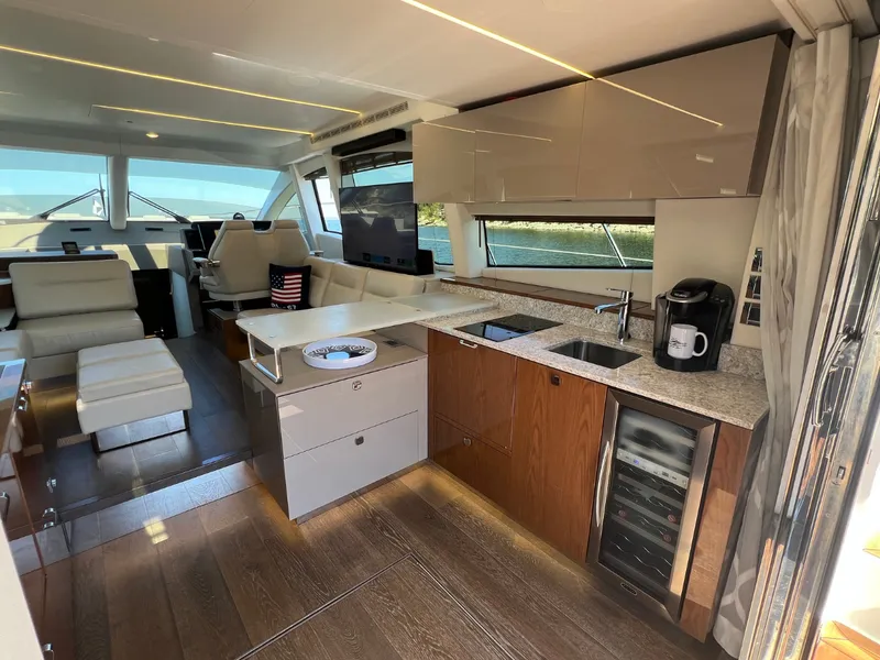 Slide: The Image of Sea Ray FLY 520 2018 - 52