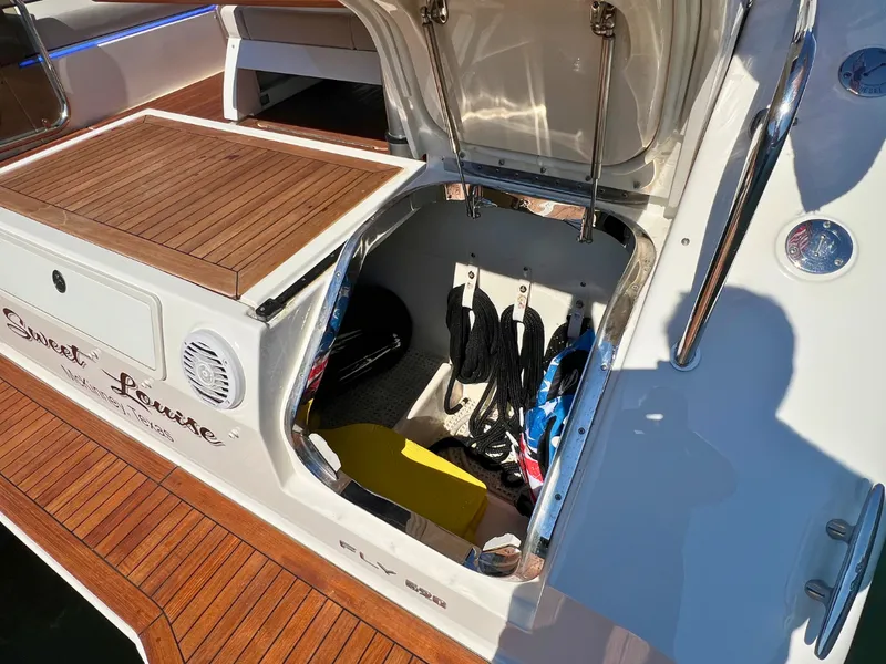 Slide: The Image of Sea Ray FLY 520 2018 - 16