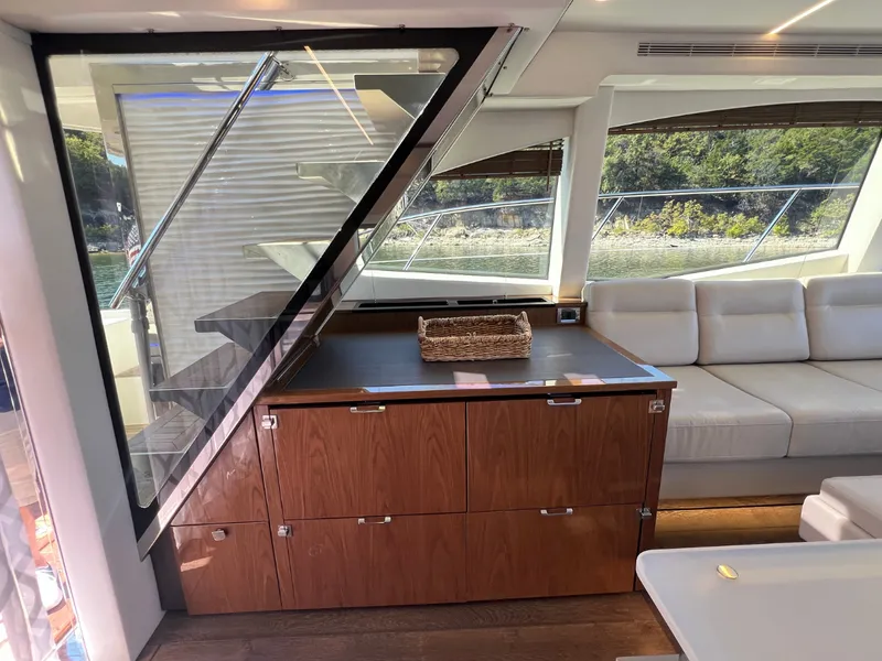 Slide: The Image of Sea Ray FLY 520 2018 - 56