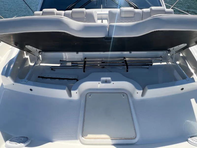 Slide: The Image of Sea Ray FLY 520 2018 - 46