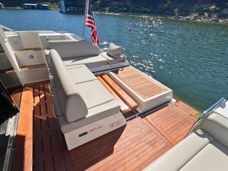 Slide: The Image of Sea Ray FLY 520 2018 - 18