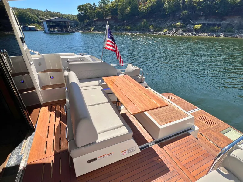 Slide: The Image of Sea Ray FLY 520 2018 - 19