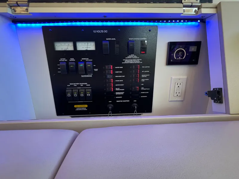 Slide: The Image of Sea Ray FLY 520 2018 - 61