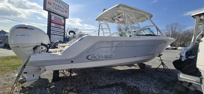Slide: The Image of Robalo R317 2025 - 39