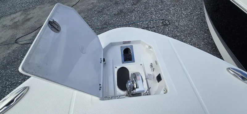 Slide: The Image of Robalo R317 2025 - 16