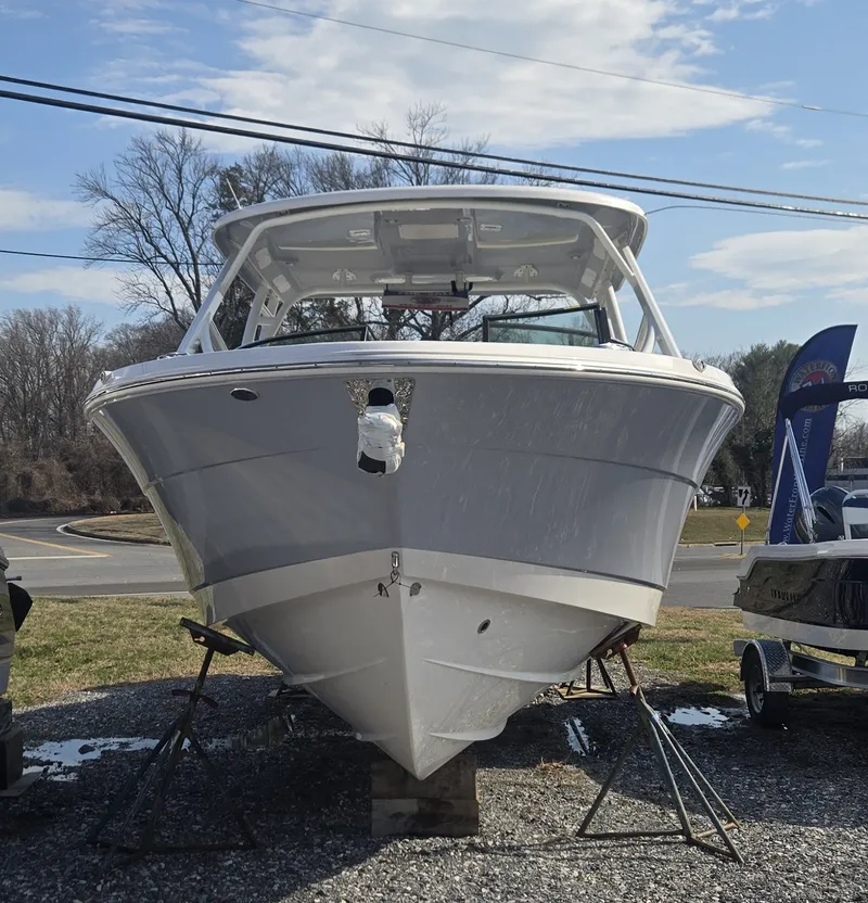 Slide: The Image of Robalo R317 2025 - 41