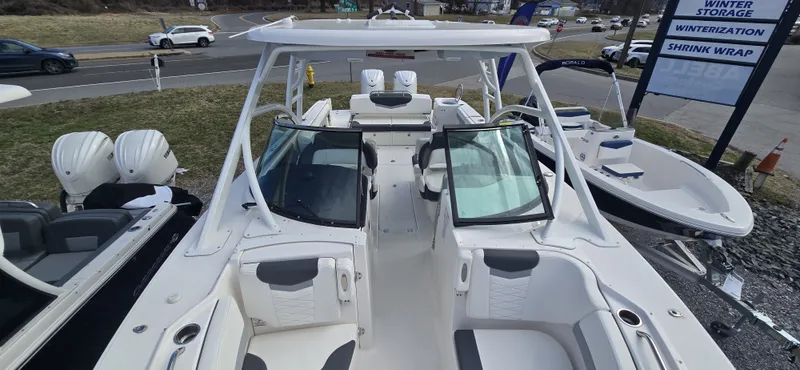 Slide: The Image of Robalo R317 2025 - 18