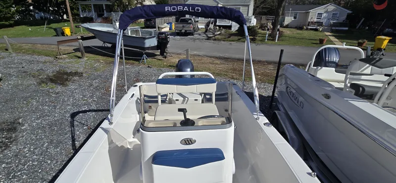 Slide: The Image of Robalo R160 2025 - 12