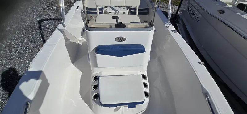 Slide: The Image of Robalo R160 2025 - 13