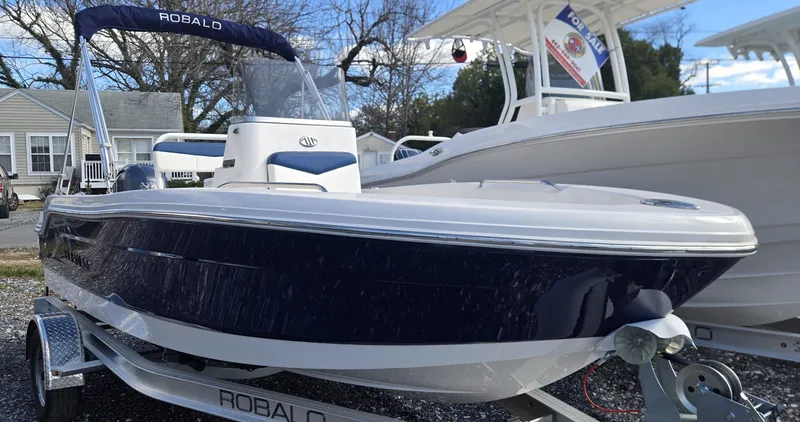 Slide: The Image of Robalo R160 2025 - 4