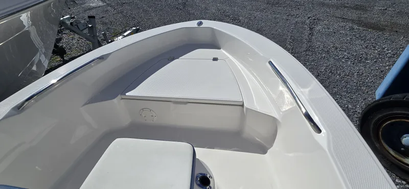 Slide: The Image of Robalo R160 2025 - 15
