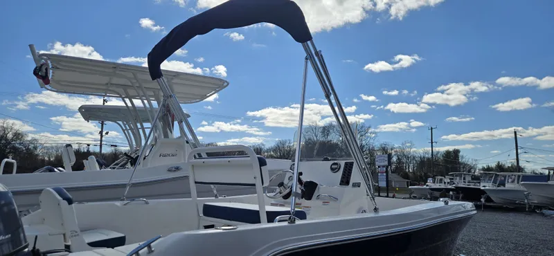 Slide: The Image of Robalo R160 2025 - 24