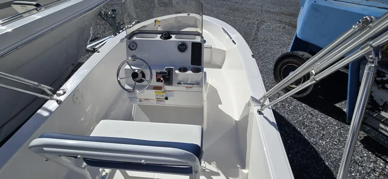 Slide: The Image of Robalo R160 2025 - 10