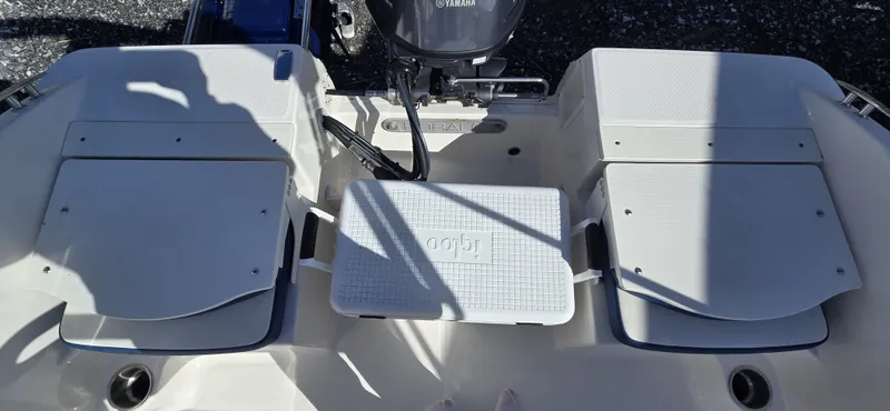 Slide: The Image of Robalo R160 2025 - 8