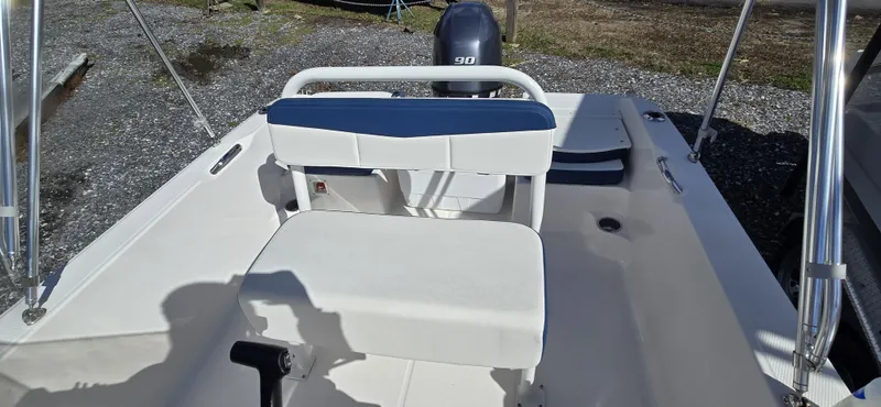 Slide: The Image of Robalo R160 2025 - 14