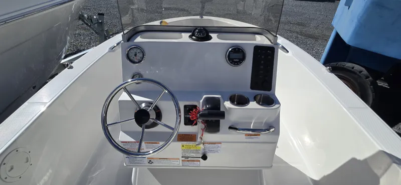 Slide: The Image of Robalo R160 2025 - 11