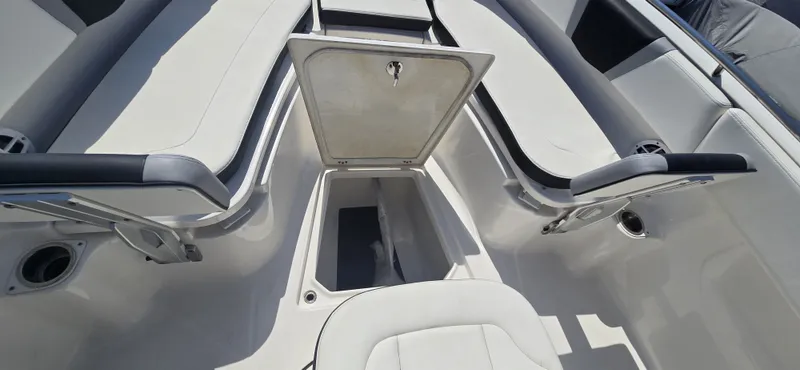 Slide: The Image of Robalo R250 2024 - 25