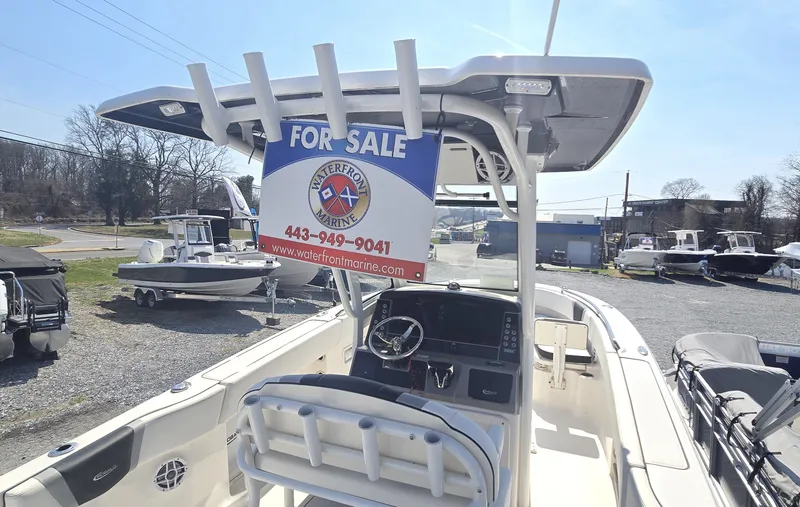 Slide: The Image of Robalo R250 2024 - 20