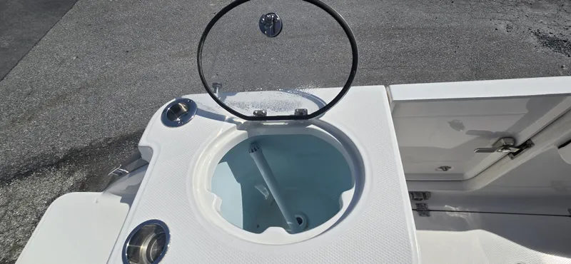 Slide: The Image of Robalo R250 2024 - 13