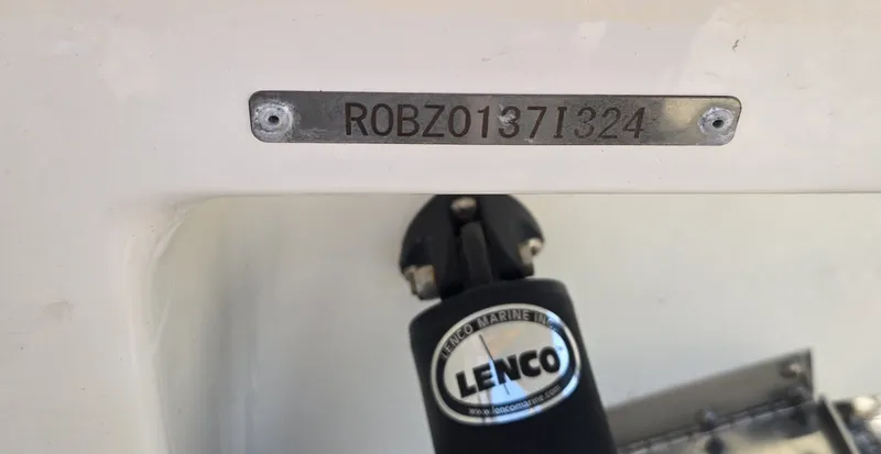 Slide: The Image of Robalo R250 2024 - 1