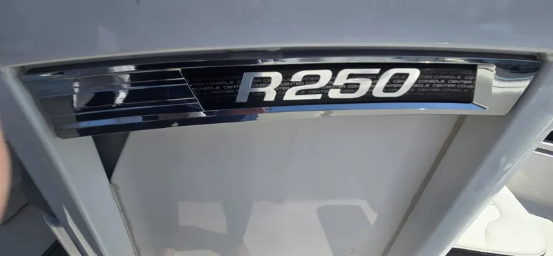 Slide: The Image of Robalo R250 2024 - 11