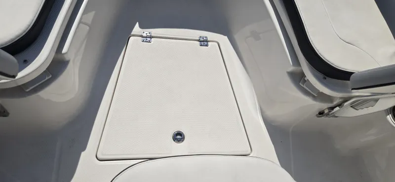 Slide: The Image of Robalo R250 2024 - 24