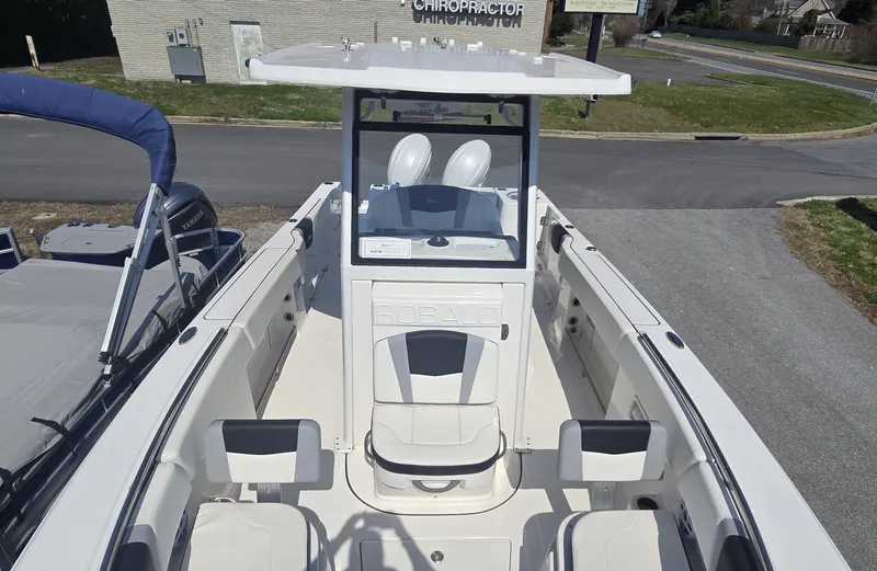 Slide: The Image of Robalo R250 2024 - 22
