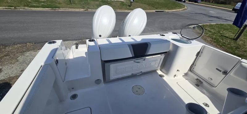 Slide: The Image of Robalo R250 2024 - 12