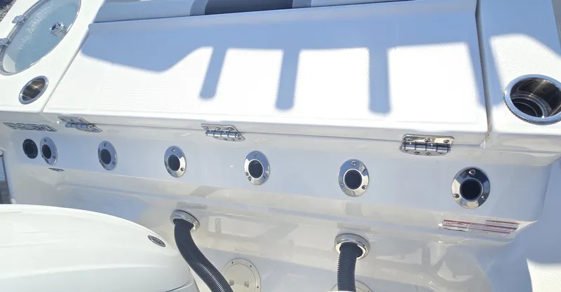 Slide: The Image of Robalo R250 2024 - 21