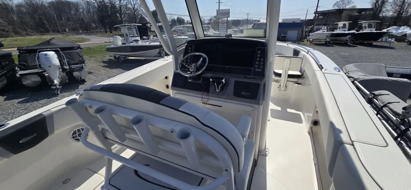 Slide: The Image of Robalo R250 2024 - 18