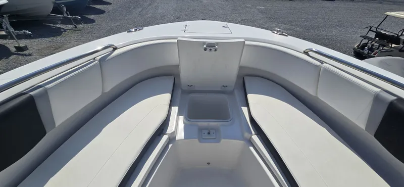 Slide: The Image of Robalo R250 2024 - 26