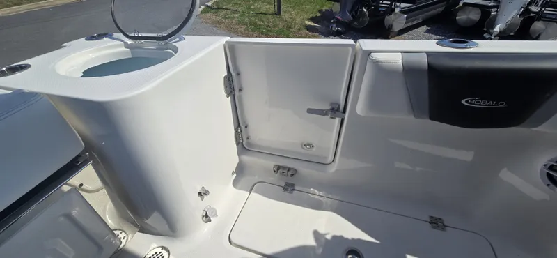 Slide: The Image of Robalo R250 2024 - 15
