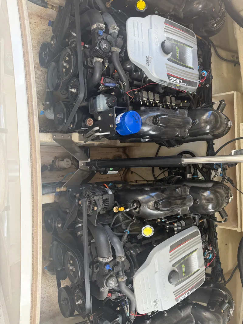 Slide: The Image of Sea Ray SLX 350 2015 - 26