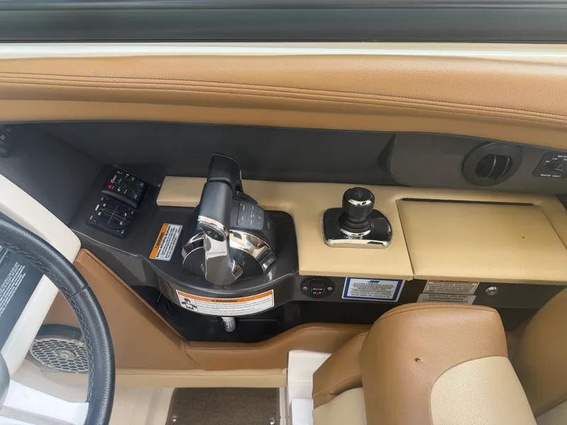 Slide: The Image of Sea Ray SLX 350 2015 - 12