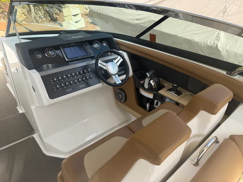 Slide: The Image of Sea Ray SLX 350 2015 - 9